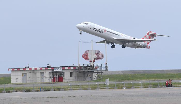 Un aeromobile di Volotea a margine della cerimonia per l'apertura ufficiale della nuova base Volotea all'aeroporto Cristoforo Colombo, 11 aprile 2017 a Genova. ANSALUCA ZENNARO