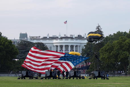 epa08528090 Members of the US Army Golden Knights Parachute Team carry an American flag as they land on the South Lawn of the White House during United States President Donald J. TrumpÂ’s Fourth of July 'Salute to America' event in Washington, DC, USA, 04 July 2020. Trump pushed forward with his planned Fourth of July celebration, even as many officials urged the public to stay home and avoid gathering in large crowds due to the ongoing Coronavirus pandemic.  EPA/Stefani Reynolds / POOL