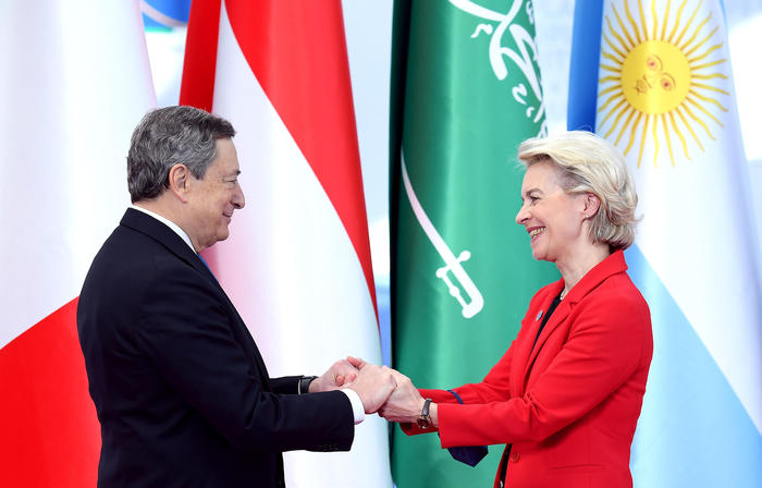 Italian Prime Minister Mario Draghi (L) welcomes President of the European Commission, Ursula von der Leyen, at the G20 summit of world leaders to discuss climate change, Covid-19 and the post-pandemic global recovery at the La Nuvola center in Rome, Italy, 30 October 2021.
ANSA/ETTORE FERRARI/POOL