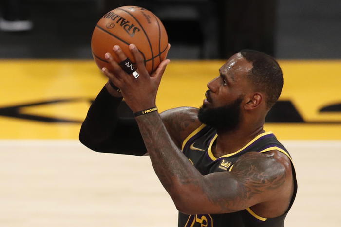epa09071011 Los Angeles Lakers forward LeBron James shoots during the second quarter of the NBA basketball game between the Indiana Pacers and the Los Angeles Lakers at the Staples Center in Los Angeles, California, USA, 12 March 2021.  EPA/ETIENNE LAURENT SHUTTERSTOCK OUT