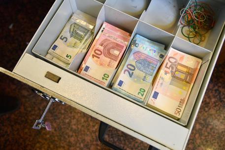Alcune banconote da 5, 10, 20, 50  Euro in una cassa din un impegato bancario. 16 aprile 2018 a Genova. ANSA/LUCA ZENNARO