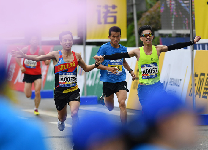 (190414) -- WUHAN, April 14, 2019 (Xinhua) -- Participants crosses the finishing line during the 2019 Wuhan Marathon in Wuhan, capital city of central China's Hubei Province, April 14, 2019. About 24,000 participants from all over the world took part in the event this year. (Xinhua/Xiong Qi)