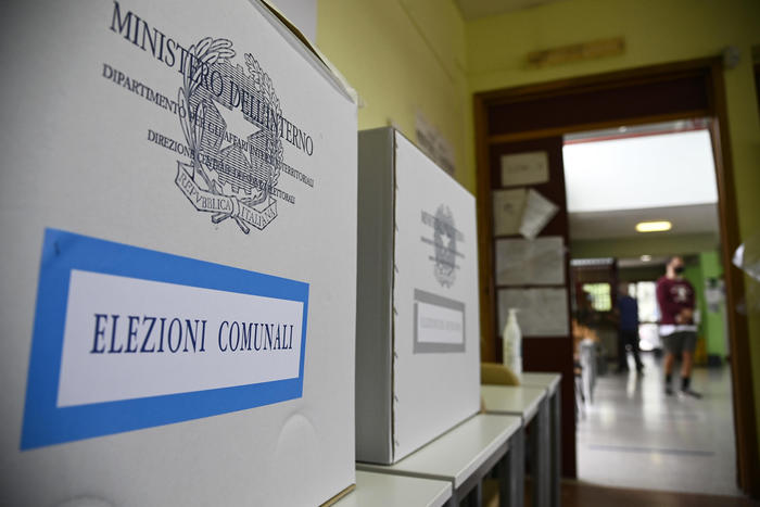 People take part in the municipal election at a polling station in Rome, Italy, 03 October 2021. Rome, Milan, Naples, Turin and Bologna hold municipal elections to elect new mayors and city councils on 03 and 04 October.  ANSA/RICCARDO ANTIMIANI
