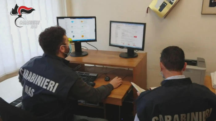 I carabinieri del Nas al lavoro, in una immagine d'archivio.
ANSA/ CARABINIERI
+++ ANSA PROVIDES ACCESS TO THIS HANDOUT PHOTO TO BE USED SOLELY TO ILLUSTRATE NEWS REPORTING OR COMMENTARY ON THE FACTS OR EVENTS DEPICTED IN THIS IMAGE; NO ARCHIVING; NO LICENSING +++
