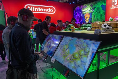 epa07646614 An attendee plays Zelda on a Nintendo Switch during the Electronic Entertainment Expo (E3) at the Convention Center in Los Angeles, California, USA, 13 June 2019. The E3 expo introduces new games and gaming devices and is an anticipated annual event among gaming enthusiasts and marketers. The event runs from 11 to 13 June.  EPA/ADAM S DAVIS