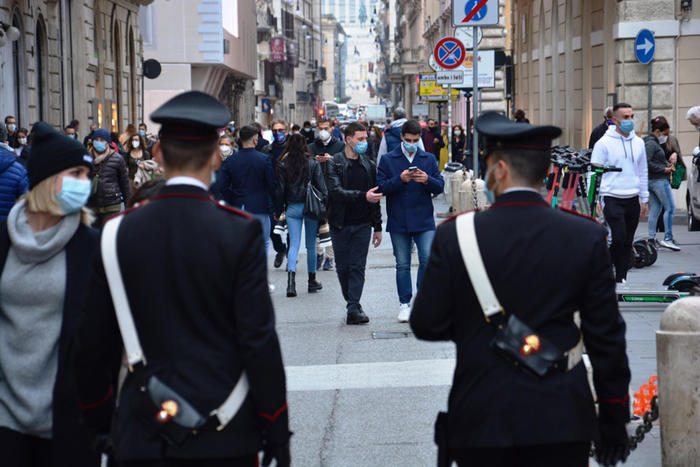 Controlli dei carabinieri per le verifiche circa il rispetto della normativa anti Covid in vista delle imminenti festività  Natalizie e di fine anno a Roma, 4 dicembre 2020. ANSA/UFFICIO STAMPA CARABINIERI +++ NO SALES, EDITORIAL USE ONLY ++