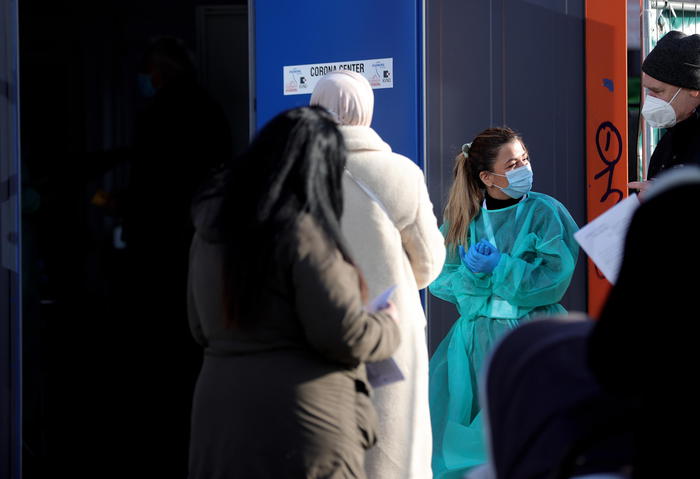 epa09578506 A medical assistant attends to people at a vaccination centre in Duisburg, Germany, 12 November 2021. Due to an increasing number of cases of the pandemic COVID-19 disease caused by the coronavirus SARS CoV-2, new nationwide restrictions have been announced to counter a surge in infections.  EPA/FRIEDEMANN VOGEL