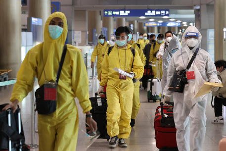 epa09610274 Passengers wearing protective gear arrive at Incheon International Airport, in Incheon, South Korea, 29 November 2021, as health authorities have imposed an entry ban on foreign arrivals from eight African countries, including South Africa, to block the inflow of the new COVID-19 variant omicron.  EPA/YONHAP SOUTH KOREA OUT