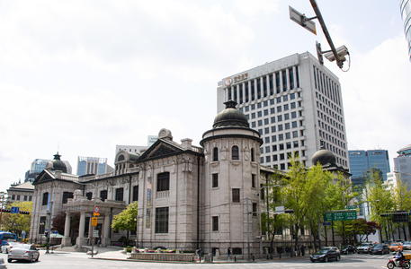 epa08378748 The headquarters of the Bank of Korea (BOK) in Seoul, South Korea, 23 April 2020. South Korea's Bank of Korea (BOK) said on 23 April, that the nations economy shrank 1.4 percent on-quarter in the first quarter of this year, as the coronavirus pandemic crippled industrial output, consumer spending and job markets.  EPA/JEON HEON-KYUN