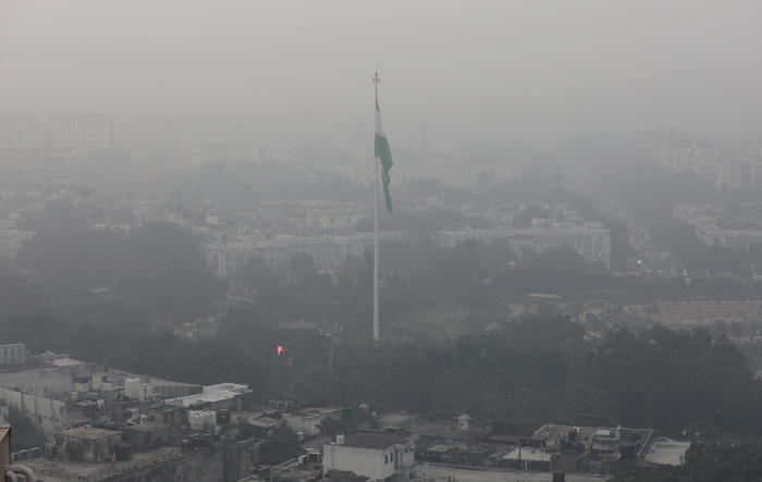 epa09578259 An aerial view of the city engulfed in heavy smog in New Delhi, India, 12 November 2021. Delhi recorded an Air Quality Index (AQI) of 471 and over thirty monitoring stations in Indian capital recorded air pollution levels in the severe category.  EPA/RAJAT GUPTA