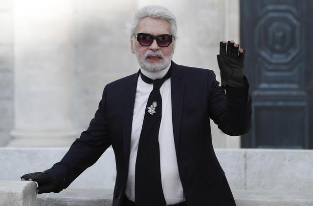 epa06860198 German designer Karl Lagerfeld appears on the catwalk after the presentation of his Fall/Winter 2018/19 Haute Couture collection for Chanel during the Paris Fashion Week, in Paris, France, 03 July 2018. The presentation of the Haute Couture collections runs from 01 to 05 July.  EPA/IAN LANGSDON