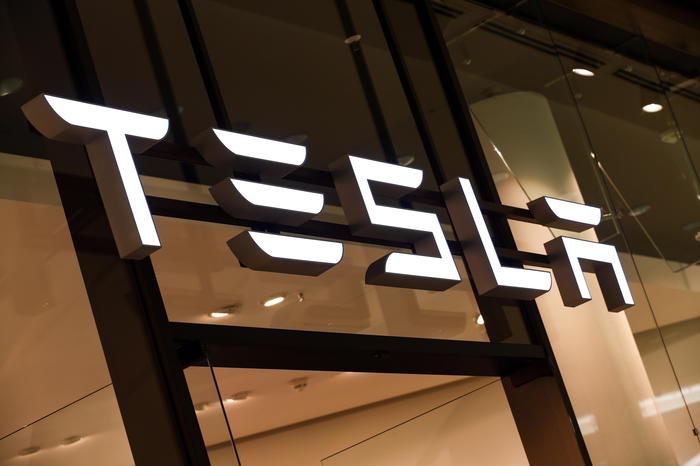 epa08521975 (FILE) - A Tesla logo is seen in a showroom in Berlin, Germany, 13 November 2019 (reissued 01 July 2020). According to reports on 01 July 2020, Tesla has become the most valuable auto company in the world surpassing Toyota.  EPA/FELIPE TRUEBA *** Local Caption *** 55831091