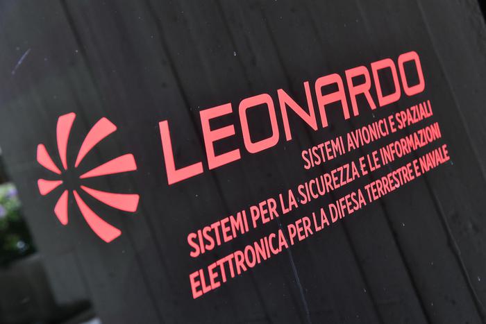 Il logo di Leonardo. Lo stabilimento di Sestri Ponente dell' azienda di Finmeccanica è stato visitato dal minitro della Difesa Roberta Pinotti. Sestri Ponente, 15 settembre 2017.  ANSA/LUCA ZENNARO