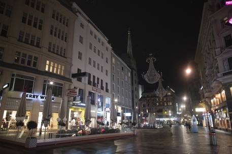 epa08796765 A general view of the empty Graben shopping street during the night-time curfew of the Austrian lockdown on the evening after multiple shootings in the first district of Vienna, Austria, 03 November 2020. According to recent reports, at least four persons are reported to have died and many are seriously injured in what officials treat as a terror attack which took place in the evening of 02 November.  EPA/CHRISTIAN BRUNA