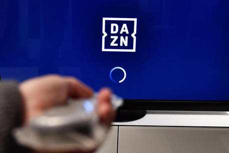 Un televisore attende il segnale di Dazn. Genova, 19 ottobre 2021.
ANSA/LUCA ZENNARO