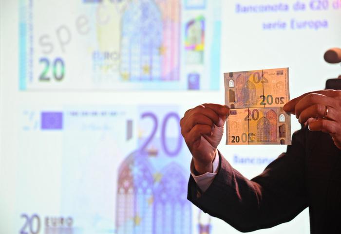 Presentazione delle nuove banconote da 20 euro alla Banca d'Italia di Firenze, 24 novembre 2015.
ANSA/MAURIZIO DEGL INNOCENTI