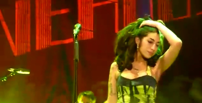 Da youtube un momento dell'ultimo concerto di Amy Winehouse il 18 giugno 2011 a Belgrado, dove era troppo ubriaca per cantare bene e il pubblico la fischio'. ANSA/ WEB