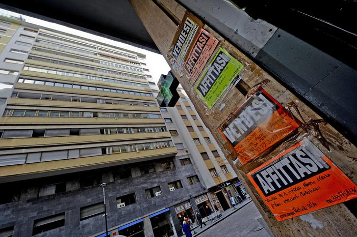 Mercato immobiliare in crisi: cartelli di affittasi e vendesi a Napoli.
ANSA / CIRO FUSCO