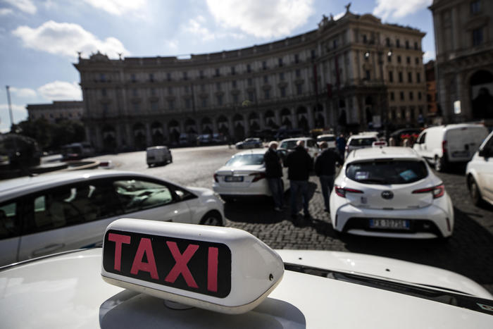 Taxi in piazza della Repubblica durante lo sciopero, Roma, 26 marzo 2021. ANSA/ANGELO CARCONI