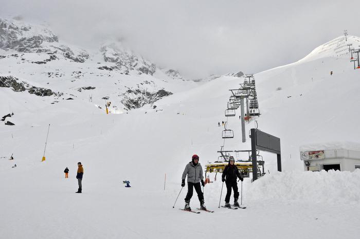Le piste da sci sulle pendici della Gran Becca riaperte Breuil-Cervinia, 6 gennaio 2018.
ANSA/Thierry Pronesti