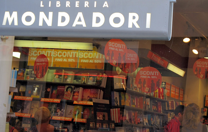 Una libreria Mondadori in una via al centro di Roma, questo pomeriggio 09 luglio 2011.
ANSA/CLAUDIO ONORATI