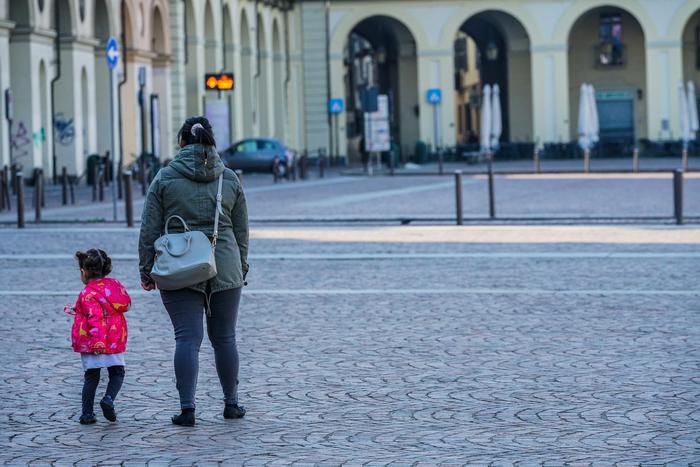 Coronavirus Covid 19: genitori che portano a passeggio i loro figli per le vie del centro 02 aprile 2020 ANSA/TINO ROMANO