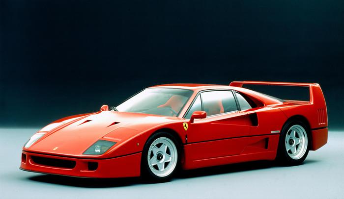 Ferrari, la F40 compie 30 anni - L'auo all'esterno