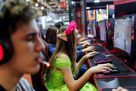 epa07908566 Youth play during the Brazil Game Show, the main fair of videogames in Latin America, in Sao Paulo, Brazil, 09 October 2019. Brazil Game Show runs from 10 till 13 October.  EPA/Sebastiao Moreira