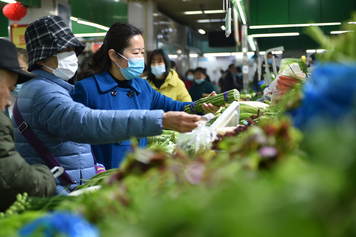 (210310) -- NANJING, March 10, 2021 (Xinhua) -- People select food at a market in Nanjing, east China's Jiangsu Province, March 10, 2021. China's consumer price index (CPI), a main gauge of inflation, declined 0.2 percent year on year in February due to a higher comparison base last year, data from the National Bureau of Statistics (NBS) showed Wednesday.