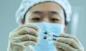 Cina, scoperto un ingente traffico di falsi vaccini anti-Covid. 80 gli arresti