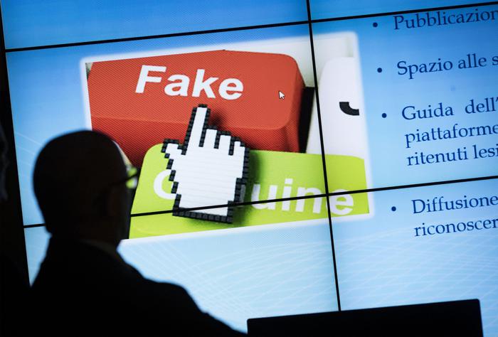 Un momento della presentazione del servizio della Polizia postale contro le fake news presso il Centro Anticrimine Informatico a Roma, 18 gennaio 2018.