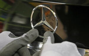Auto, Daimler abbassa le stime di vendita di Mercedes-Benz per la carenza di chip