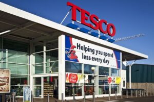 Regno Unito, la catena di supermercati Tesco annuncia 16 mila posti lavoro permanenti in più grazie al boom delle vendite online