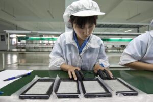 Cina, indietreggia l’attività manifatturiera e a novembre scivola in fase di contrazione