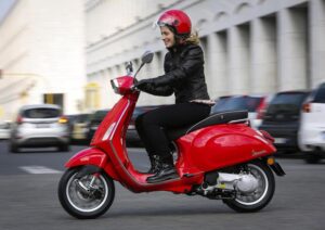 Mercato a due ruote, Piaggio sigla un accordo con Autoliv per sviluppare airbag su scooter e moto