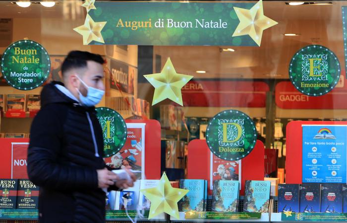 Vetrine a tema Natalizio e sconti particolari per incentivare lo shopping in tempo di lockdown, Milano 17 novembre 2020. Ansa/ Paolo Salmoirago