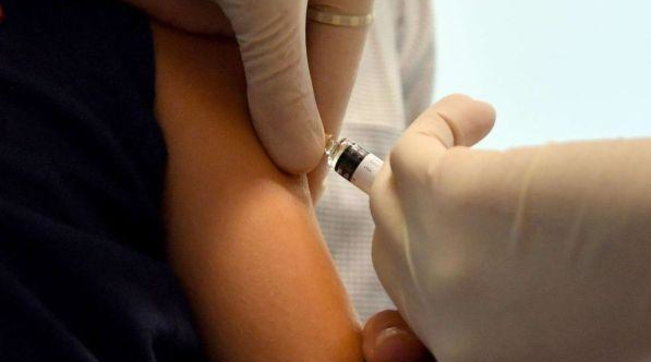 Vaccino, AstraZeneca si rimette in pista: “Possiamo ancora farcela per il 2020”