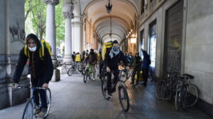 Rider, maxi-indagine a Milano: obbligo di assumerne 60 mila e multe sulla mancata sicurezza per 733 milioni alle società di food delivery