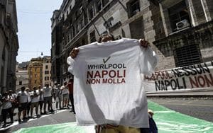 Whirpool, gli operai scendono in piazza per dire no alla chiusura del sito di Napoli