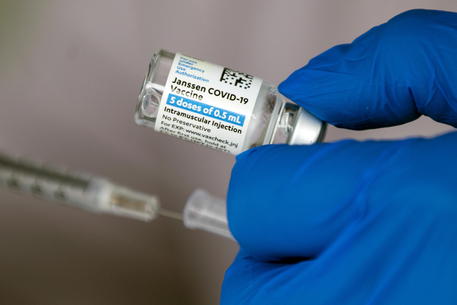 Ema, il vaccino J&J è promosso: “i benefici superano i rischi”