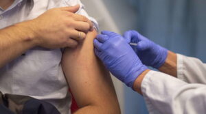 Covid, Locatelli annuncia: “Primi vaccini a primavera 2021”