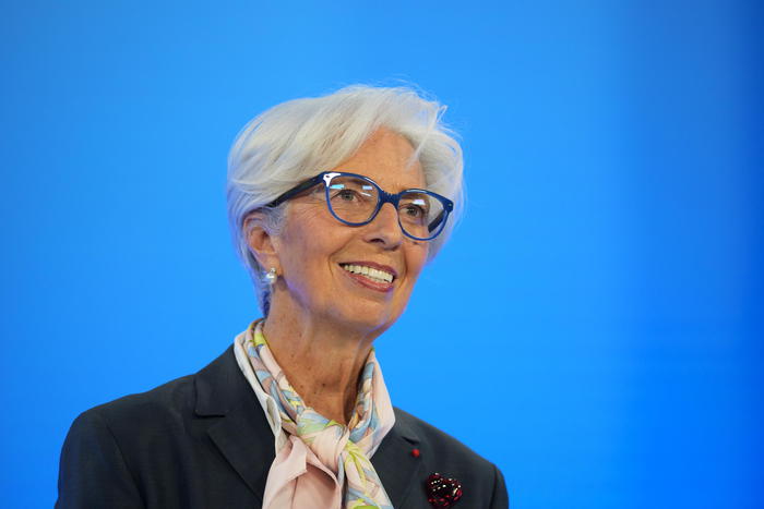 Bce, Lagarde rassicura gli animi: “una stretta finanziaria adesso frenerebbe la ripresa”