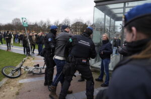Olanda, tensioni e scontri ad Amsterdam per le restrizioni. 30 arresti