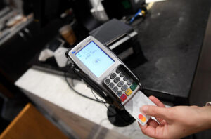 Cashback, è partito il piano per favorire le carte a danno dei contanti