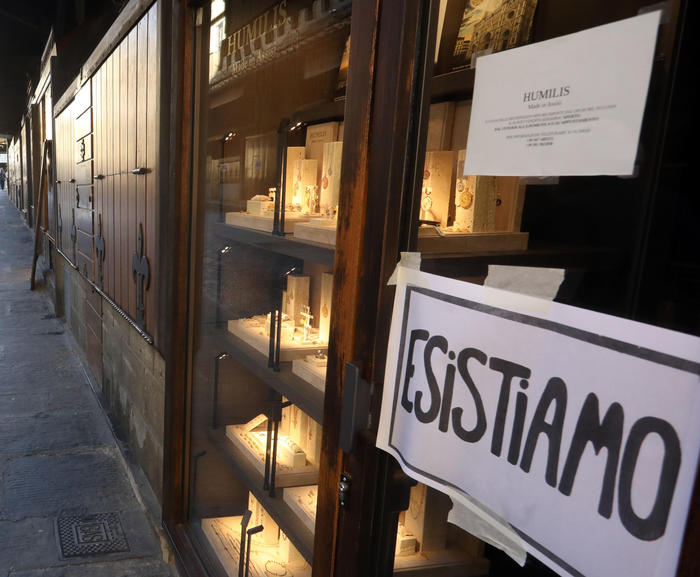 The protest of Florentine shopkeepers, with shops closed, shutters lowered and the sign 