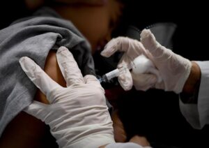 Covid, vaccino: gli effetti si vedranno la prossima estate