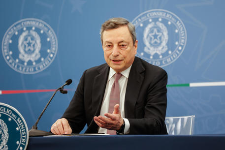 Diritti, Draghi promette: “in Italia 7 miliardi entro il 2026 per garantire l’uguaglianza di genere”