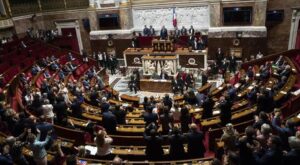 Francia, il Parlamento sospende l’esame della legge sul pass vaccinale