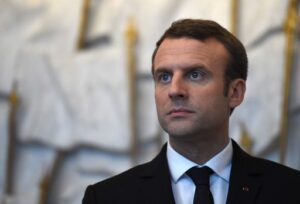Francia, Macron obbliga il personale sanitario a vaccinarsi. “E’ l’unica arma contro il virus”