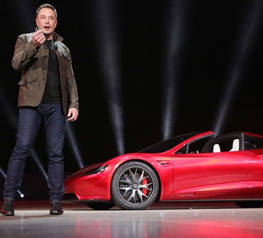 Tesla, Musk vende altre azioni per più di 906 milioni di dollari